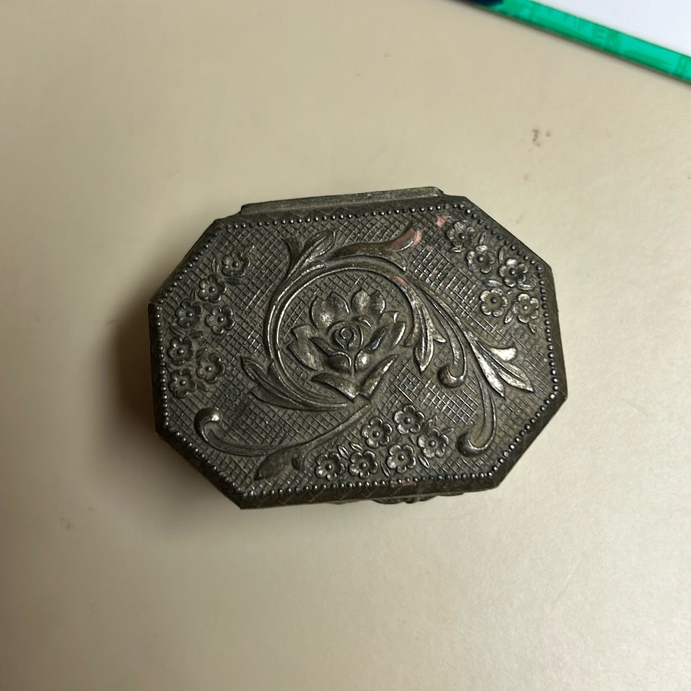 Vintage trinket box with some little jewelry pieces